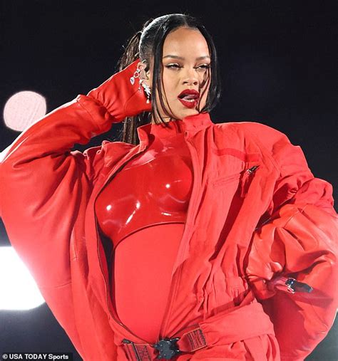 Rihanna S Pregnancy Reveal During The Super Bowl Show Has Fans And