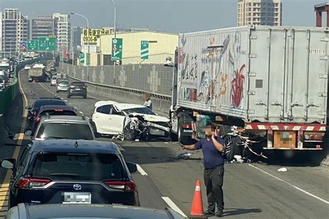 台88線驚悚車禍！轎車遭2聯結車夾擊全爛 駕駛幸無大礙 社會萬象 生活 Nownews今日新聞