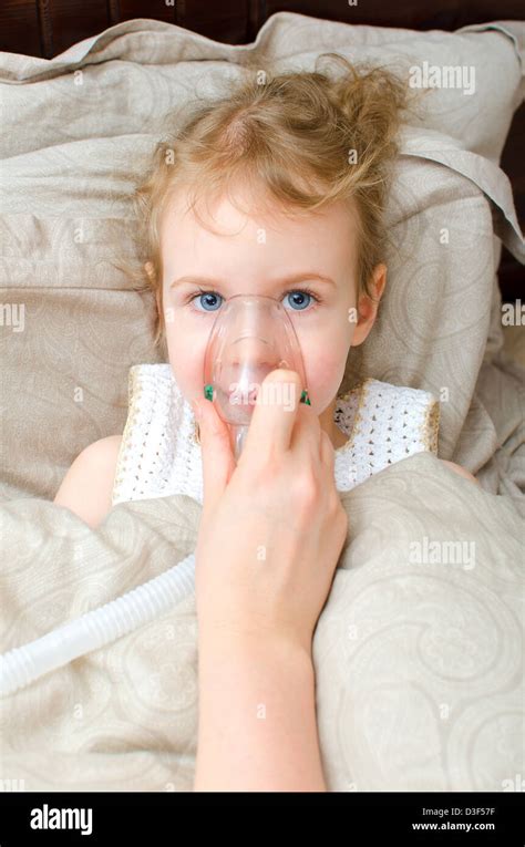 Portrait De Petite Fille Au Lit Avec Masque Inhalateur Sur La Face