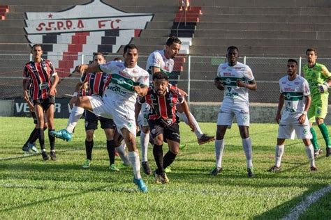 Goleiro do Pinheiros vibra atuação da vida ao garantir o empate