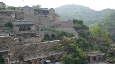 Village de Lijiashan un îlot de tranquillité taillée dans une falaise