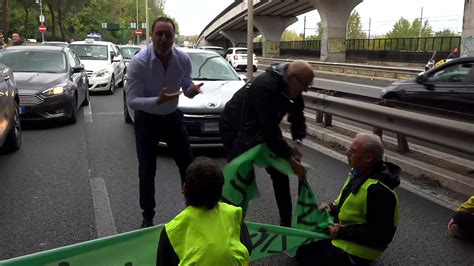 Roma Nuovo Blocco Stradale Protesta Attivisti Per Il Clima Local Team