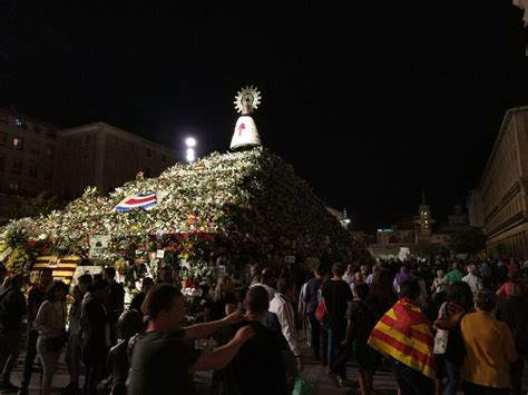 La Ofrenda De Flores De Las Fiestas Del Pilar Tradición En Estado Puro