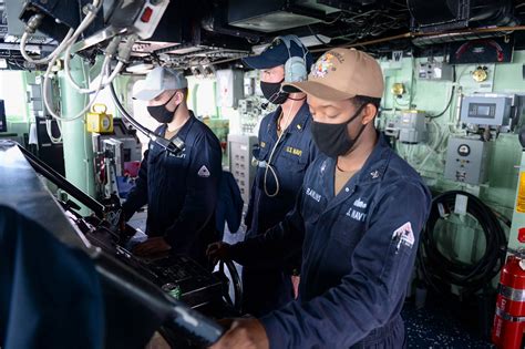 Th Fleet Destroyer Conducts Freedom Of Navigation Operation In South