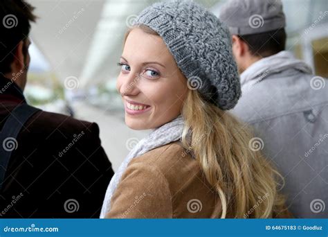Portrait De Femme Blonde De Sourire Avec Des Camarades De Classe Image Stock Image Du Avec