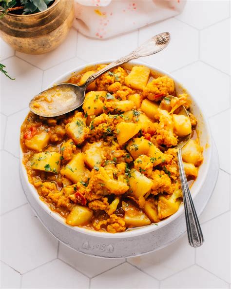 Aloo Gobi (Indian Cauliflower and Potato Curry) - Foodess