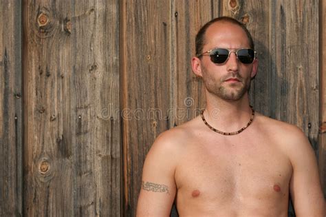 Fille Blonde Avec Les Lunettes De Soleil Noires Sur Le Blanc Photo Stock Image Du Travail