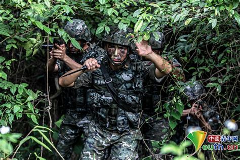 山林砺剑！直击广西武警官兵山地反恐演练 爱国主义 中国青年网