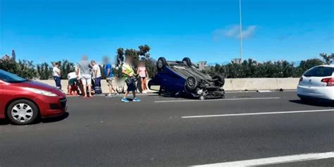 Dos Mujeres Y Un Ni O De A Os Heridos Tras Volcar Su Coche