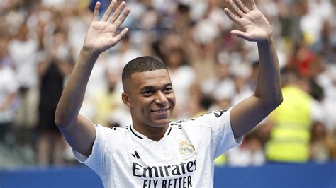 Vorstellung bei Real Kylian Mbappé in Madrid von 85 000 Fans begrüßt