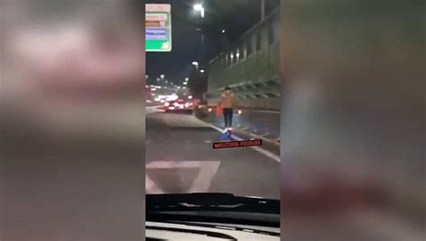 Roma Percorre Il Grande Raccordo Anulare In Monopattino Video