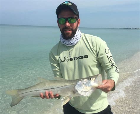 How To Properly Hold A Snook Best Fishing Fishing Tips Fishing