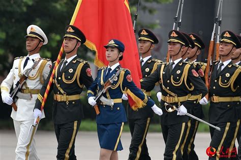 【网络媒体国防行】你所不知道的三军仪仗队女兵程诚仪仗队女兵新浪新闻