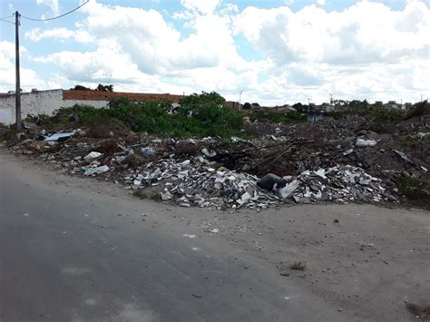 Moradores Reivindicam Limpeza De Terreno Baldio No Conjunto Feira Vii