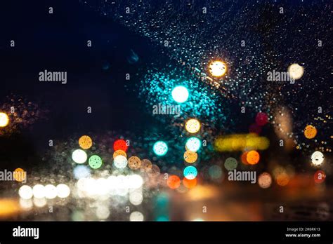 Semáforo con flecha roja en tormenta y nubes de lluvia oscura