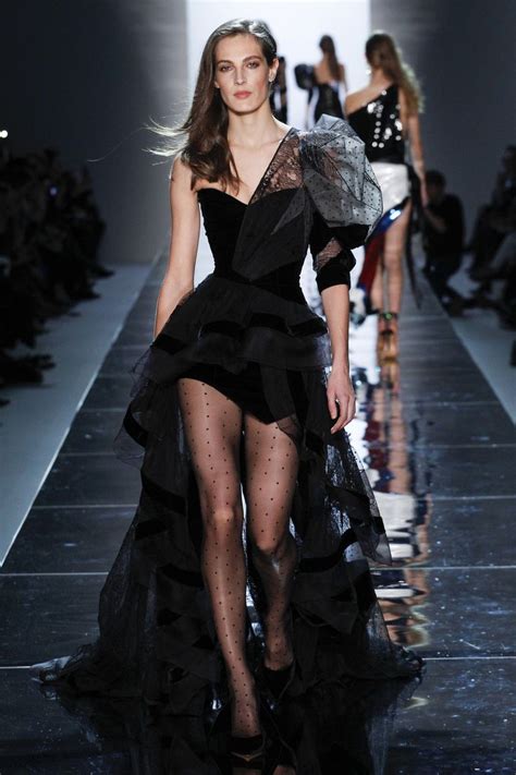 11+ Dress Fashion Show Catwalks in 2020 | Couture kleider, Modenschau, Spitzenkleider