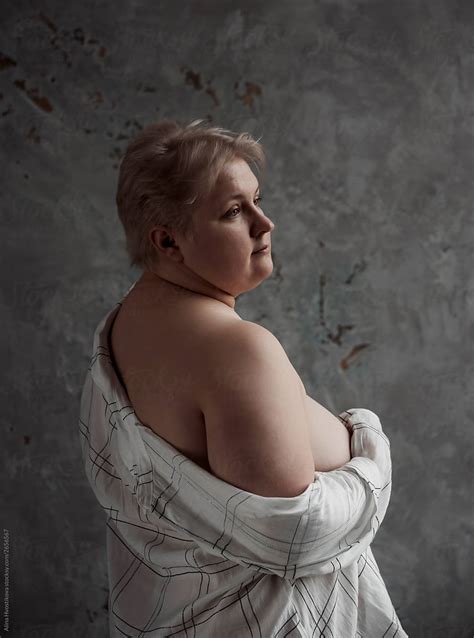 Portrait Of Beautiful Naked Woman Hiding Breast Del Colaborador De