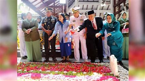 Pangdam V Brawijaya Mayjen TNI Farid Makruf Ziarah Ke Makam Gus Dur Di