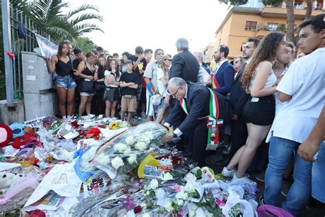 Omicidio Primavalle Fiori E Palloncini Bianchi Ai Funerali Di Michelle