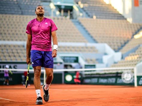 Jo Wilfried Tsonga parle du fait de jouer devant des tribunes vides à