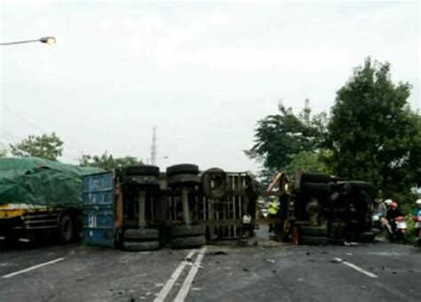 Tiga Kendaraan Kecelakaan Jalur Tengkorak Surabaya Mojokerto Macet