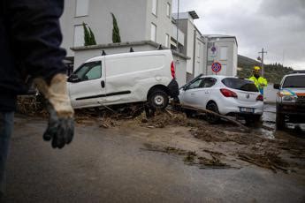 Maltempo E Allagamenti In Toscana Morti E Dispersi Radio Colonna