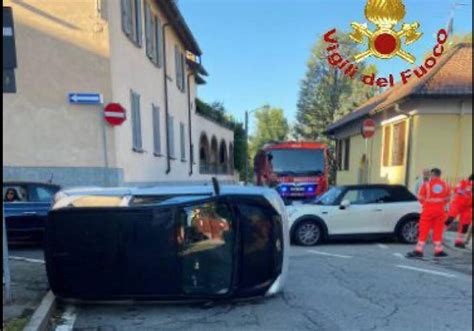 Scontro Tra Auto Una Si Ribalta 53enne Resta Incastrata Nell