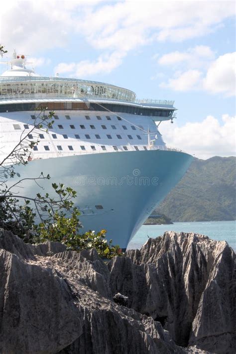 Oasis of the Seas Cruise Ship Editorial Stock Photo - Image of ship ...