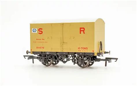 Accurascale Sr Banana Van Decorated Samples Arrive World Of Railways