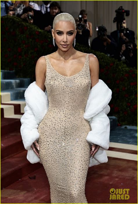Kim Kardashian nhuộm tóc bạch kim diện bikini khoe body bốc lửa trên biển
