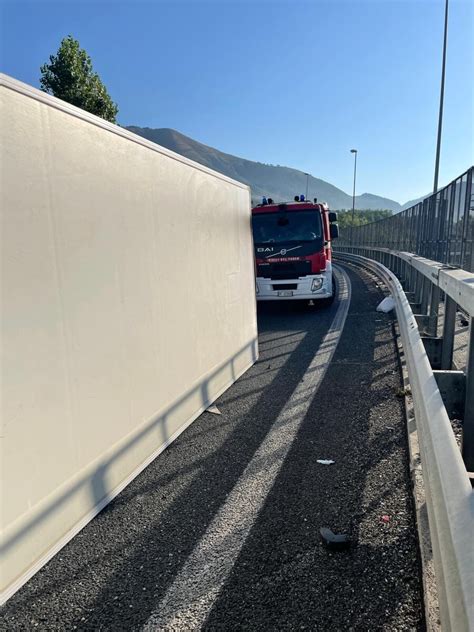 Camion Si Ribalta Sull A Del Mediterraneo Uscita Obbligatoria A Fratte