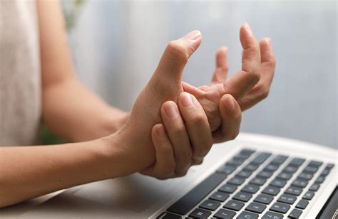 Dealing With Repetitive Strain Injury Symptoms Causes And Treatment