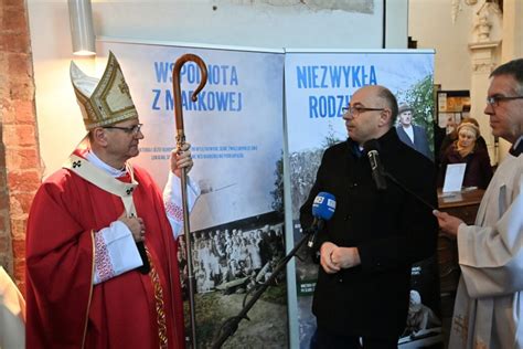 Relikwie B Rodziny Ulm W Podczas Mszy W Przed Otwarciem Wystawy