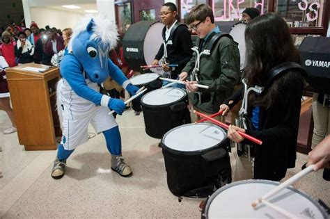 Mavericks mascot, dancers help Mesquite ISD celebrate new breakfast ...