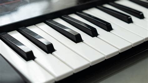 Teclas De Piano En Blanco Y Negro Primer Plano Del Sintetizador