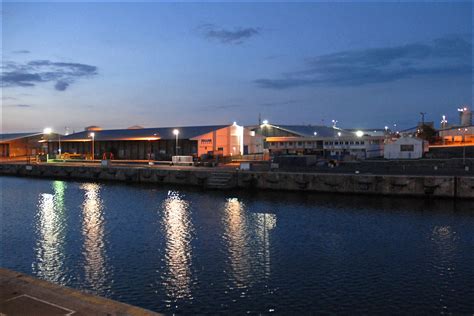 La Ville Du Port Île De La Réunion Le Port Au Crépuscule Flickr