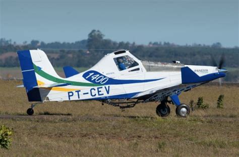 Embraer comemora entrega de 1 400 unidades do avião agrícola Ipanema