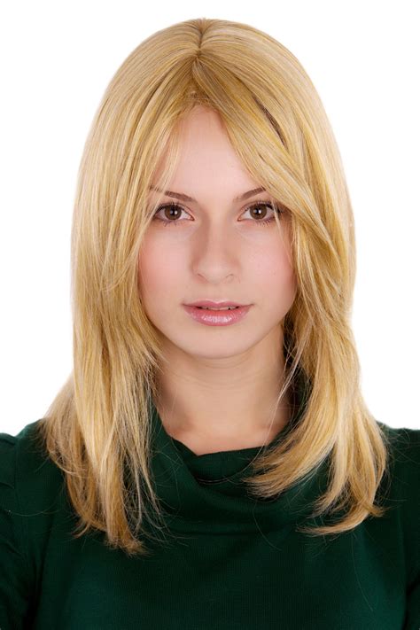 Blonde Perücke mit Mittelscheitel Modell DRESS ME UP Der Onlineshop für Kostüme Perücken