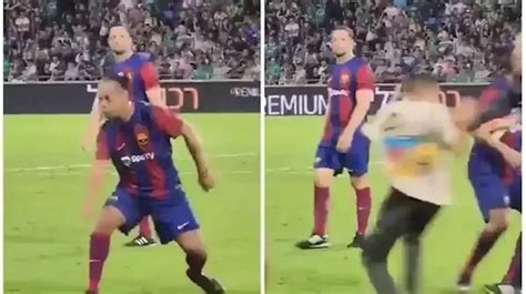 Rei Do Dibre Ronaldinho Ga Cho Dribla Invasor Em Jogo Festivo Veja O