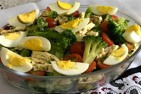 Salada de restaurante uma salada vários tipos de legumes ovos