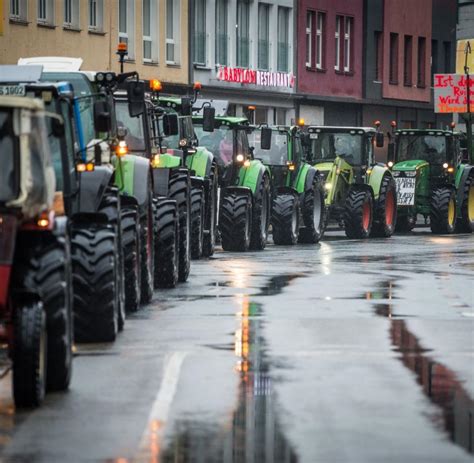 Landwirte protestieren mit Traktor Demo gegen Sparpläne WELT