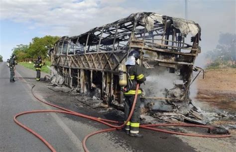 Motorista Saiu Ileso Ap S Nibus Pegar Fogo Em Barreiras