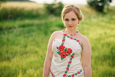 jeune fille à la robe nationale ukrainienne posée au champ de couronne