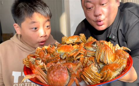 爷仨今天螃蟹盛宴，个个蟹黄饱满，再来一碗蟹黄拌面，太爽了 胖龙的小生活 胖龙的小生活 哔哩哔哩视频