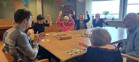 3 Wethouders Gemeente Hoorn Steken Tijdens Nldoet Hun Handen Uit De