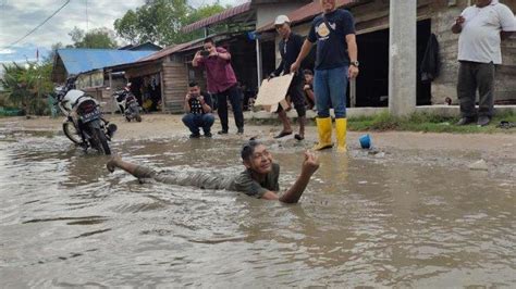 Kecewa Tak Kunjung Diperbaiki Masyarakat Mandi Lumpur Dan Cuci Motor