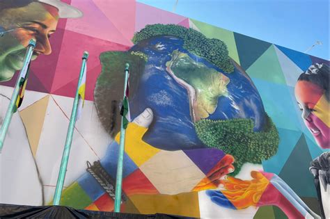 El mural Por el planeta del artista brasileño Kobra se eleva sobre