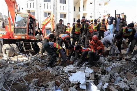 Ascienden a 92 los muertos por ataque en mezquita en Pakistán Radio