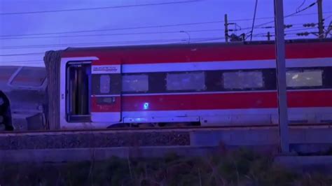 Dos Muertos Y Decenas De Heridos En El Descarrilamiento De Un Tren En