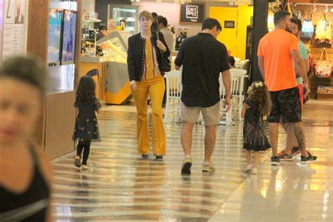 Thierry Figueira passeia as filhas gêmeas em shopping do Rio Quem